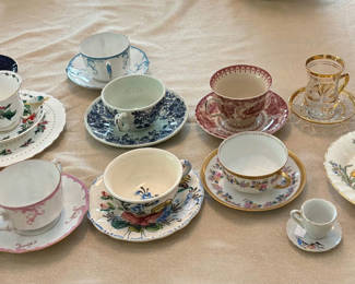 Lot 40: Lot of Tea Cups and Saucers