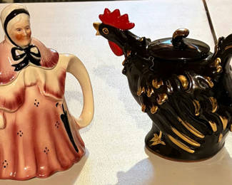 Lot 20: 2 Vintage Tea Pots
