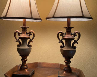 Lot 4: Octagonal pedestal side table with two ornate lamps
