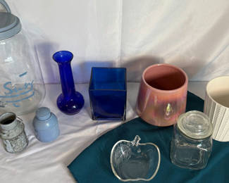 Lot 66: Assorted glassware and containers