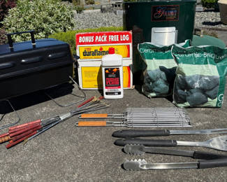 Lot 32: Barbecue grilling gear and accessories
