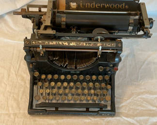 Lot 87: Vintage Underwood Typewriter