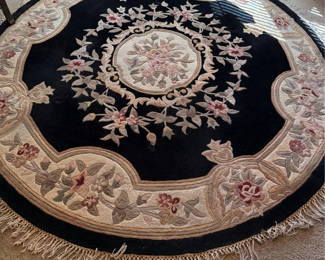 Lot 29: Round wool rug with central medallion and floral border