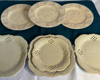 Lot 26: Cream ceramic plates with pineapple-border rims and scalloped-edge plates
