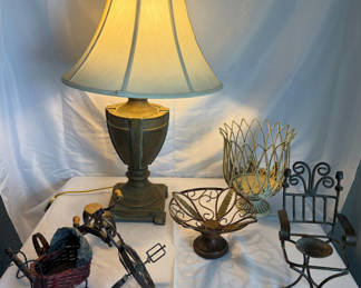 Lot 17: Vintage table lamp with assorted decorative metal items