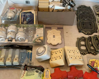 Lot 122: Assorted lighting bulbs, electrical outlets, switch plates, extended light bulb changer