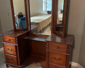 Beautiful vanity adjustable mirrors