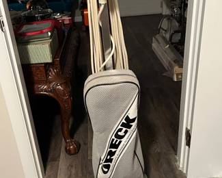 Oreck vacuum with bag, zipper sticks