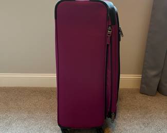 L63 - $60. TravelPro 28" Expandable. 4 Spinner wheels. Very good condition.