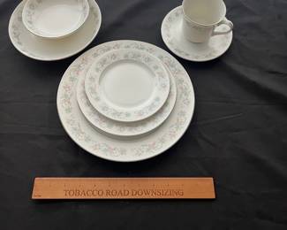 L35 - $100. Royal Gallery Fine China 3134 Suzanne Japan. Mostly service for 12.