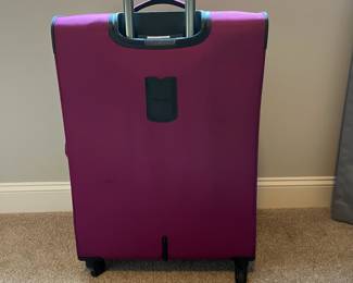 L63 - $60. TravelPro 28" Expandable. 4 Spinner wheels. Very good condition.