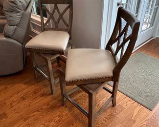 L71 - $50 PAIR. Swivel Counter Height Stools. Measures 18.5" wide x 41.5" floor to top of the back. Floor to seat is 26". Seats are in very good condition. Wooden frames have marks where they hit the counter.