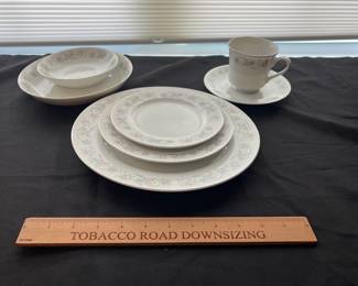 L35 - $100. Royal Gallery Fine China 3134 Suzanne Japan. Mostly service for 12.