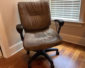 L79 - $10. Adjustable Office Chair. Microfiber cushions.
