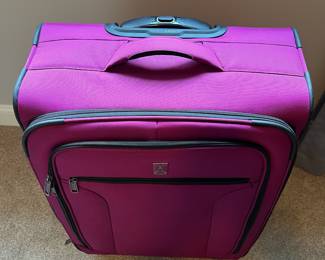 L63 - $60. TravelPro 28" Expandable. 4 Spinner wheels. Very good condition.
