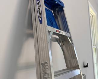 L93 - $60. Werner 8' ladder. Model 368. 250# limit. Garage kept - clean.