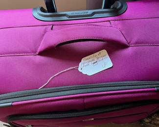 L63 - $60. TravelPro 28" Expandable. 4 Spinner wheels. Very good condition.