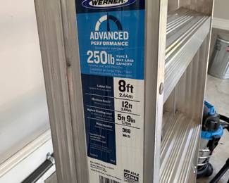 L93 - $60. Werner 8' ladder. Model 368. 250# limit. Garage kept - clean.