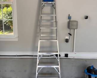 L93 - $60. Werner 8' ladder. Model 368. 250# limit. Garage kept - clean.