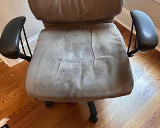 L79 - $10. Adjustable Office Chair. Microfiber cushions.