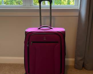 L63 - $60. TravelPro 28" Expandable. 4 Spinner wheels. Very good condition.