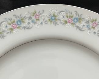 L35 - $100. Royal Gallery Fine China 3134 Suzanne Japan. Mostly service for 12.