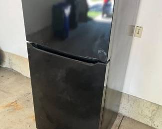 122 Frigidaire 30In. 18 Cu. Ft. Top Freezer Fridge