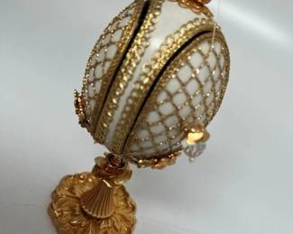 122 Fauxberg Floral Surprise Gilded Egg