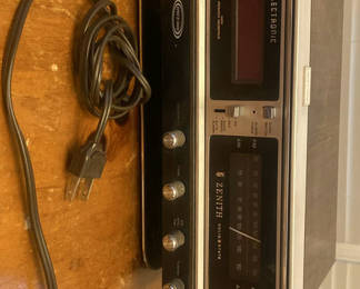 Lot 121: Zenith Solid State Electronic Clock Radio