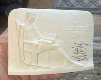 Lot 18: Lladro Collector Society Plaque