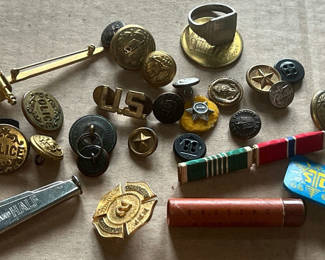 Lot 53: Lot Smalls Military Pins Advertising Early 1900s