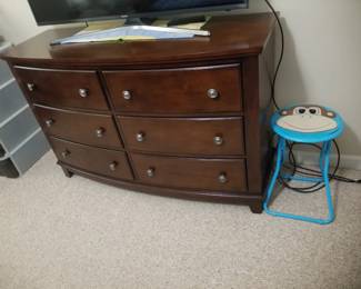 6-drawer dresser; folding stool