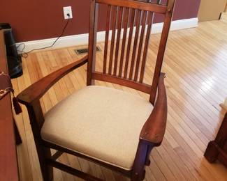 Broyhill dining set: chair detail