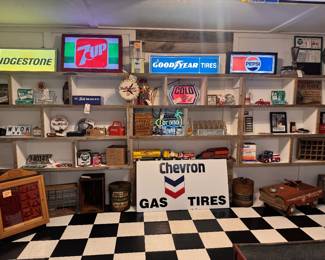Bridgetsone, 7up, Goodyear & Pepsi light up cabinets! Corona Light Neon, all work as they should! Case Knives Display Case