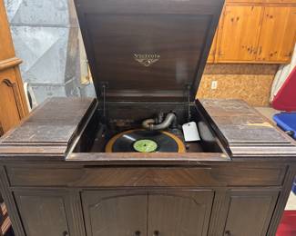 1920's working Victrola, comes with horn and records!