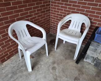Set of 3 white plastic chairs