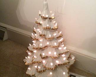 Vintage ceramic Christmas tree (does work)