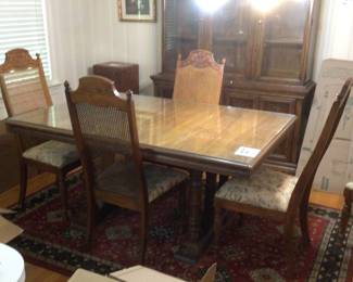 Dining room table with 1 leaf and 6 chairs