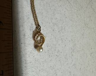 Costume Single Pearl Pendant Necklace $8.00