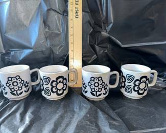 4 Windham Park Flower Coffee Mugs $10.00