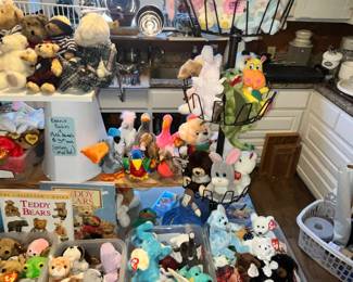 HUNDREDS OF BEANIE BABIES