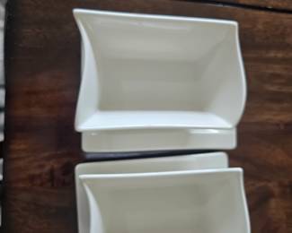 2 gravy boats