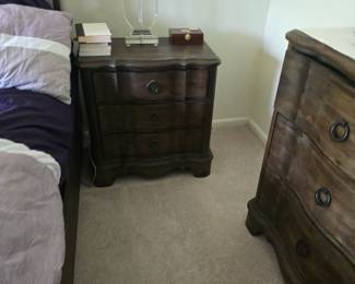 2 nightstands