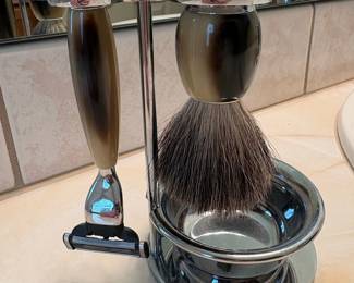 MÜHLE Vivo Brown Horn 4-Piece Pure Badger & Fusion Shaving Set with Stand