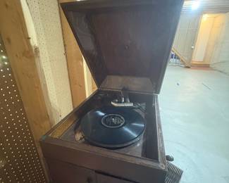Victor Talking Machine Co. "Victrola" Phonograph