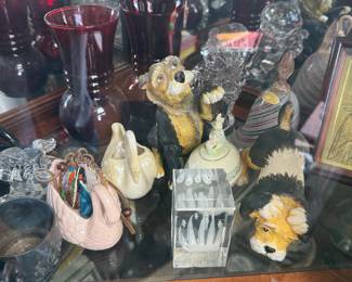 inexpensive knickknacks & souvenir