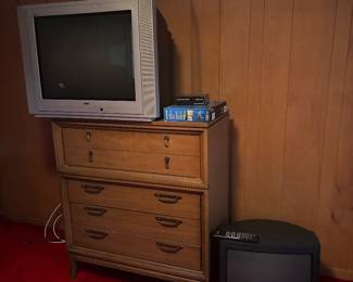 Dresser & TV