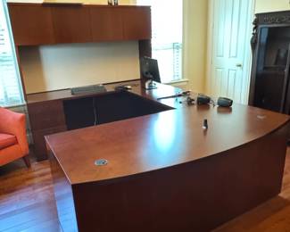 Executive UShaped Desk with Hutch