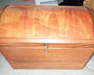 OAK TRUNK WITH PATTERN ON TOP