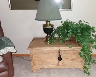 VINTAGE WOOD STORAGE TRUNK - GRN LAMP